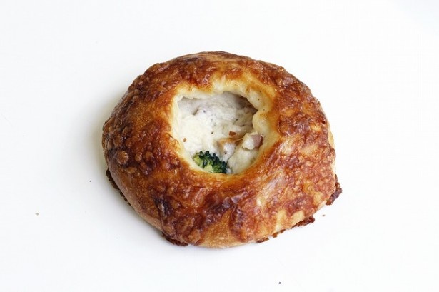 冬に食べたくなるシチューをフランスパンで包み込んだ｢ごろごろベーコンのホワイトシチュー｣(260円)。温めてどうぞ。