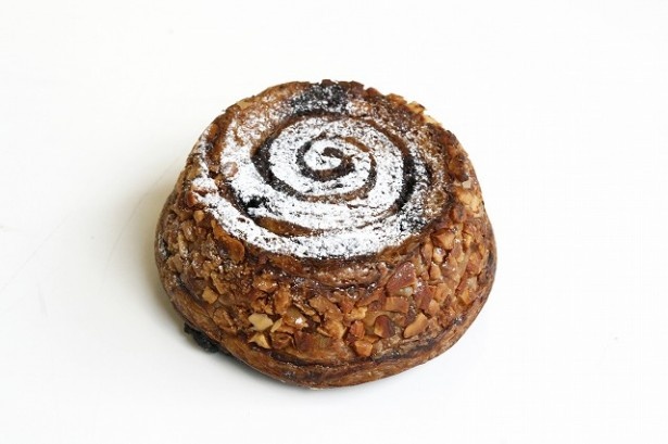 さくさくチョコ味の生地の回りにアーモンドを付け焼き上げた｢ブッシュ・オ・ショコラ｣(227円) 。クリスマスの切り株をイメージ。