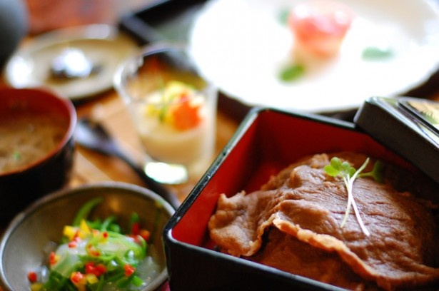 熊本のご当地グルメ、阿蘇「あか牛丼」は絶品！