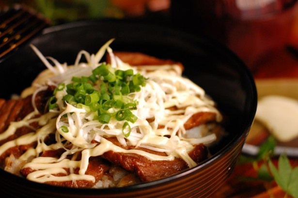 アメリカ国務省が認めた“フードマスター”が提供する「阿蘇のあか牛変わり焼肉丼」(1300円)