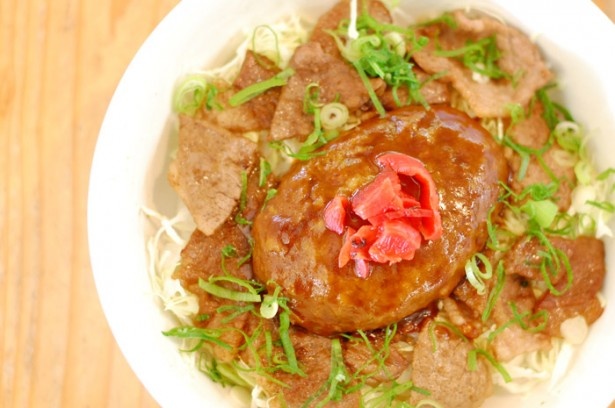 「阿蘇のあか牛欲張り丼」(1400円)はあか牛ハンバーグ＆あか牛カルビのボリュームたっぷり