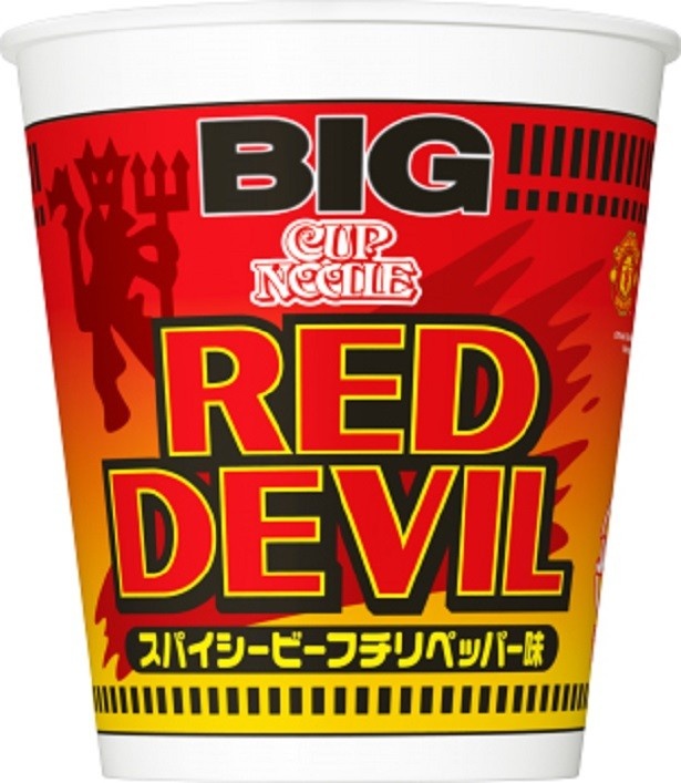 また、マンチェスター・ユナイテッドとコラボ、スパイシーなビーフ味の｢カップヌードル RED DEVIL ビッグ｣(税抜190円)も発売中