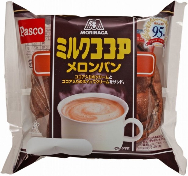 パン生地とビスケット生地にココアを混ぜて焼き上げ、ココア入りクリームとホイップクリームをサンドした「森永ミルクココア メロンパン」(参考小売価格・税抜130円前後)
