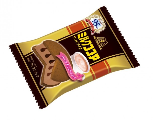 「ミルクココア サンドアイス」(参考小売価格・税抜120円)は、ココアクリームをココアビスケットでサンドしたココア尽くしの1品