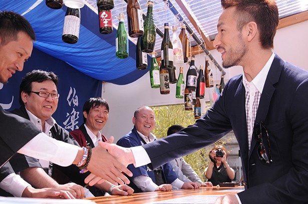 【写真を見る】中田英寿氏が2012年にロンドンで開催した日本酒イベント