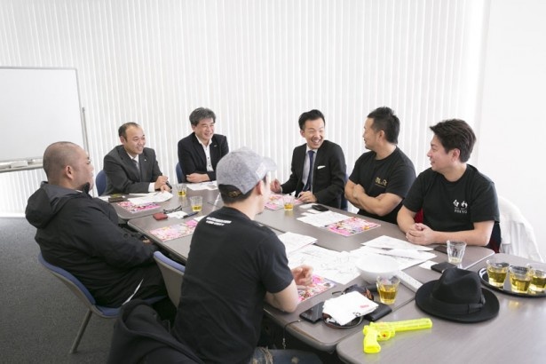 会議風景。東海ウォーカーの会議室に有名店店主が集う貴重なショット
