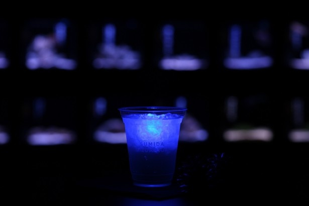 青く光るLEDの入った氷型キューブを浮かべた、柑橘系リキュールのカクテル｢ブルーナイトカクテル｣(620円)。ノンアルコール500円もあり
