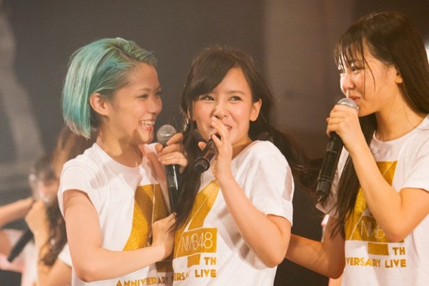 ＜2日目＞NMB48からの卒業を発表した山田菜々（中央）。 左は木下百花、右は白間美瑠。