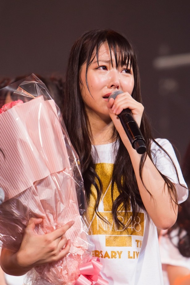 ＜1日目＞17歳の誕生日を祝福され、涙ながらに挨拶する白間美瑠。