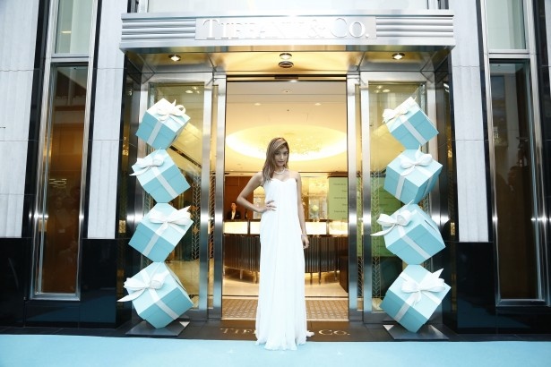 オープニングセレモニーに登場したローラは、ティファニーのジュエリーと白いイブニングドレス姿で新店オープンを祝福した