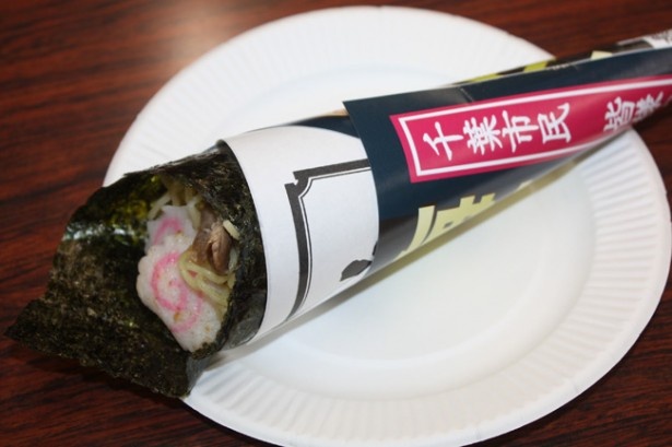 ブルー（海）ゾーンの千葉のりロール焼きそば400円