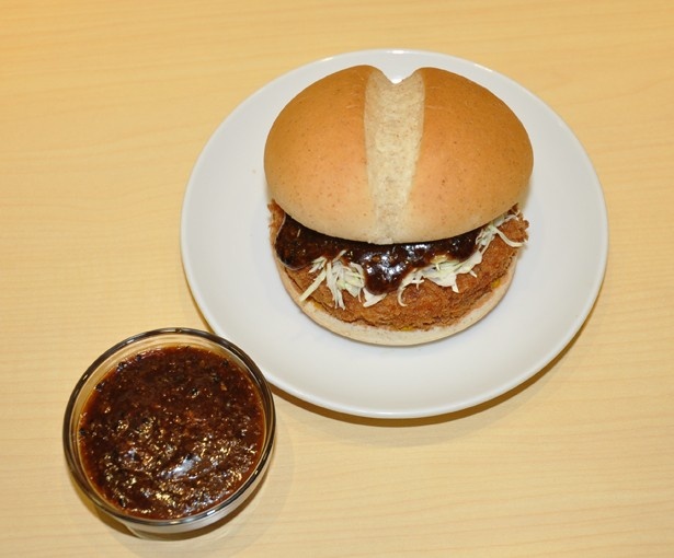 【写真を見る】濃厚な“ごまかつソース”はボリューム満点のとんかつと相性ばっちり！