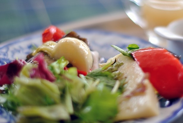 プレート料理をオーダーすれば、前菜とサイドメニューが食べ放題に