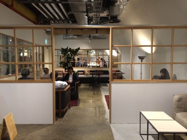 「WORK LOUNGE」（￥500/60分ほか）は、商談や作業をするスペースに最適