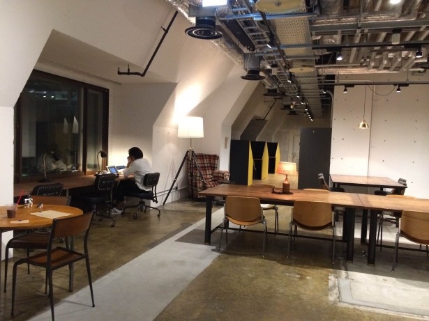 「WORK LOUNGE」のスペースの半分は個人の作業場に。カフェのような雰囲気