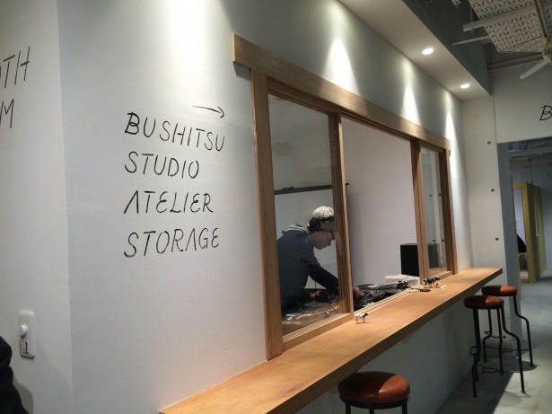 「BOOTH」と呼ばれるスペースには、ターンテーブルなどDJの道具一式が完備されている
