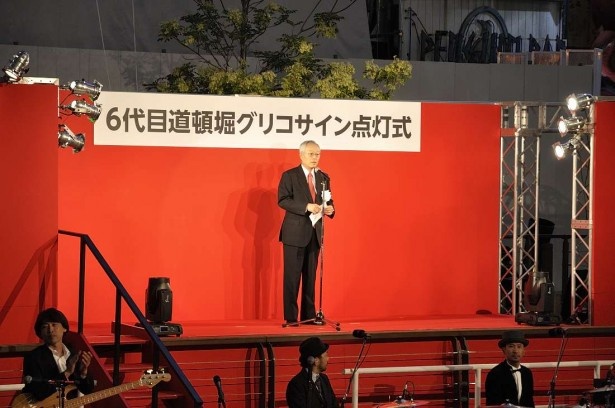 点灯に先立ち、あいさつする江崎勝久社長