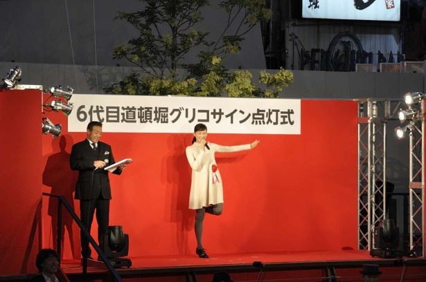 ｢ポーズを取っている間にバシャバシャって撮ってもらいました｣と、代走を務めたときの撮影秘話をジェスチャーをまじえて語る綾瀬はるか