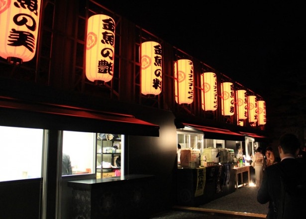 「夜祭BAR」では、京都の地酒やお漬物などが味わえる
