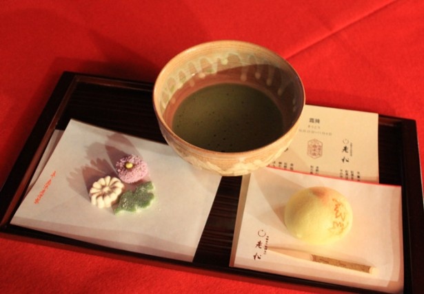 お茶席で味わう老舗和菓子と抹茶で、宴の世界を満喫