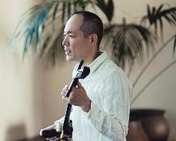 当日は大島保克が三線を生演奏！