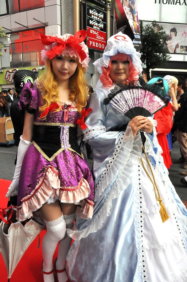 「東方project」の八雲紫に扮するなほりんさん(左)と西教寺幽々子に扮するもりんさん(右)