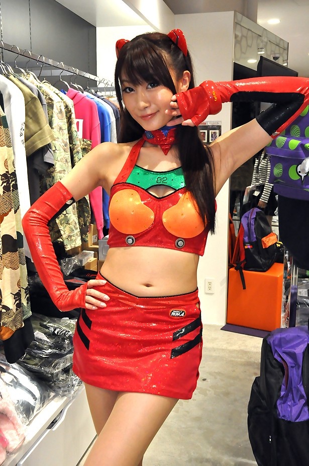 【写真を見る】野呂陽菜(式波・アスカ・ラングレー役)ほか人気レースクイーン勢揃い！