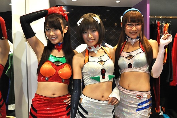 各キャラクターの衣装をアレンジしたセクシーコスチュームで登場