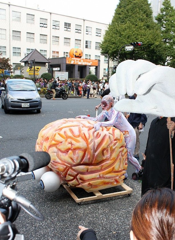 脳みそを運ぶ参加者も！