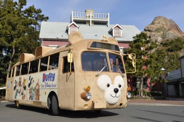 車体をふわふわの生地でラッピングしたダッフィーバス。正面はもちろん、どの角度から見てもかわいい！