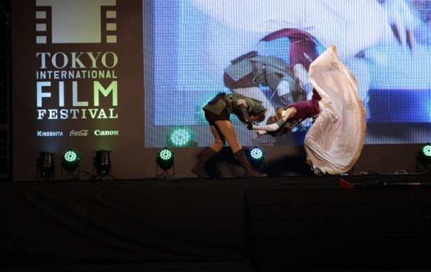 ロシア代表は今年のコスプレサミットで世界一に輝いた「ゼルダの伝説」のパフォーマンスを、六本木の舞台で演じた