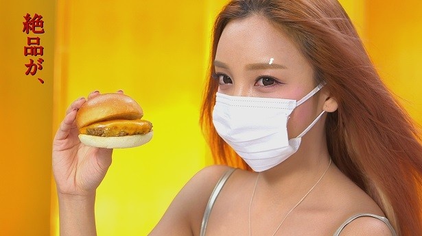CM キャラクターのざわちんが「絶品チーズバーガーワイド」(580円)のボリュームをアピール！