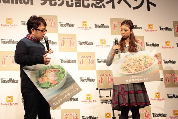 【写真を見る】レシピのパネルを手に、熱いトークを繰り広げる