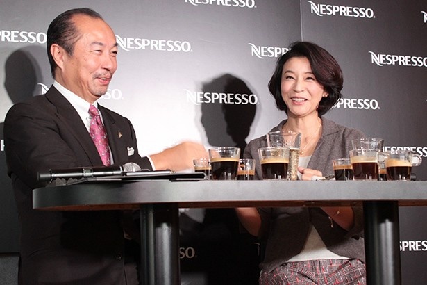 【写真を見る】満面の笑みを浮かべる田崎真也と高嶋ちさ子。2人とも正解と分かった瞬間、思わず握手！