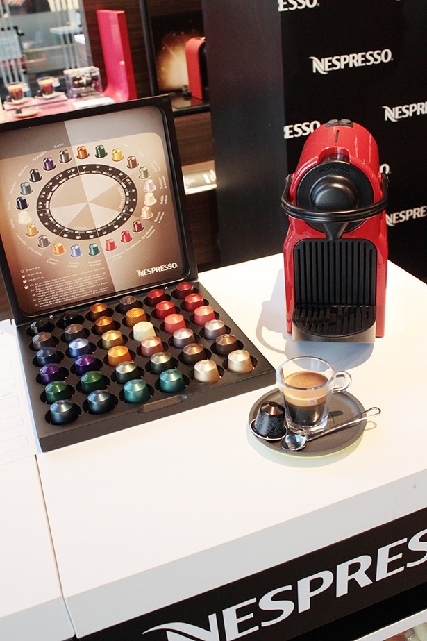 ネスプレッソのコーヒーメーカーとグラン・クリュのカプセル