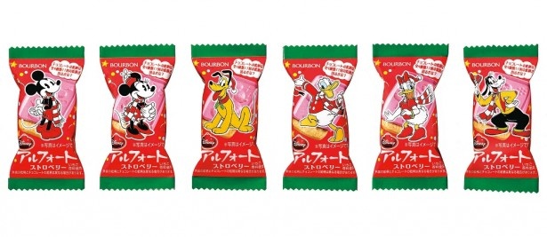 「ディズニーアルフォートストロベリーXmas」（税抜32円/1袋）のチョコレートには、ディズニーのキャラクター達の絵柄がデザイン。絵柄は全9種類