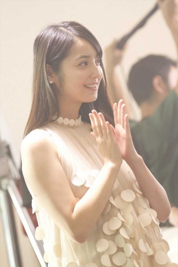 現場ではあまりの美しさに、スタッフから「これは反則！」との声が上がったとか