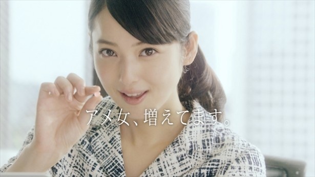 CM第1弾はオフィスで撮影