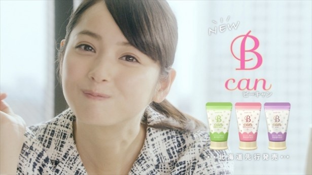 OL風ルックの佐々木希にも注目だ