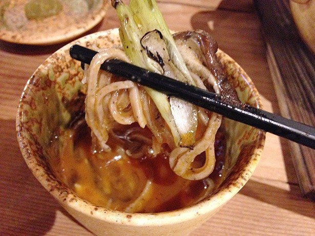 【写真を見る】とき卵が、炭焼きの河内鴨、長ネギ、あつもり蕎麦に絡みつく