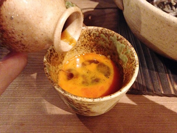 とき卵に、つゆを少しだけ入れて味を調節