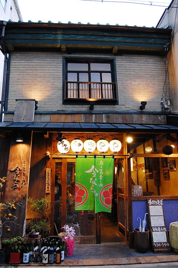 店の前には粋な暖簾が。仕事帰りの一杯や宴会にと、あらゆるシチュエーションに使える店