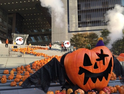 特大かぼちゃが大きな翼を広げながら煙を噴射する演出は大迫力