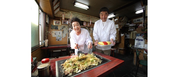 ↑「美富士食堂」にて。縦60�、横40�の鉄板が、焼きそば（１人前）で覆い尽くされる…