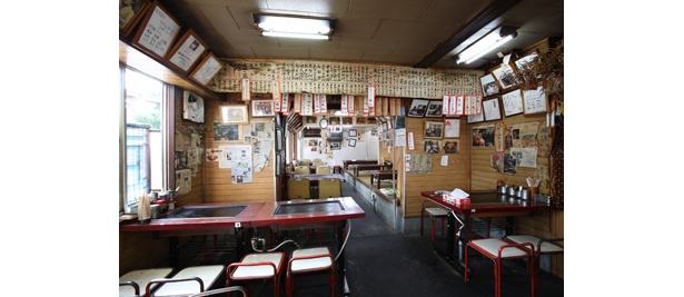 ↑「美富士食堂」の店内には、過去に掲載された雑誌の切り抜きなどでいっぱい！