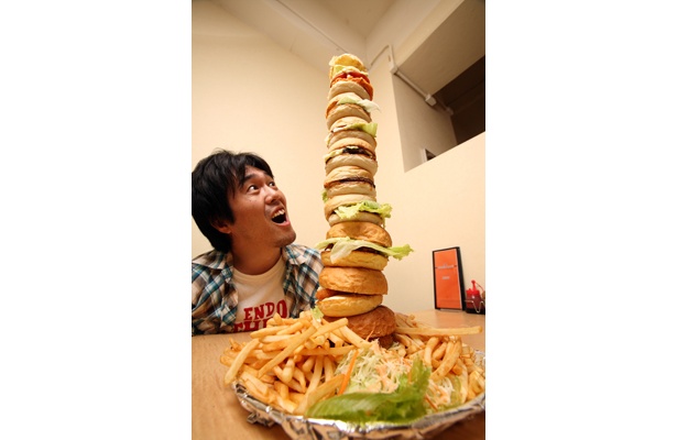 ↑「BURGER WICHE」にて初めて見る串刺しバーガーにびびる、関西ウォーカー編集部・薮