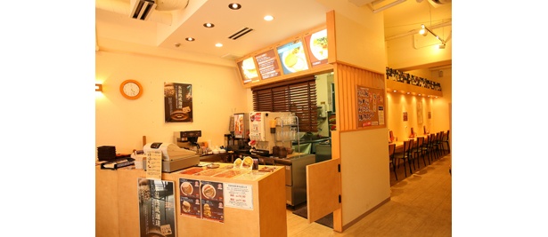 ↑「BURGER WICHE」の店内はすっきりとしたレイアウトで、のんびりバーガーを食べられる