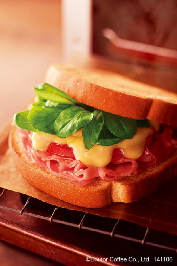 ドトールから、チーズがとろけるあつあつホットサンドなどが続々登場！