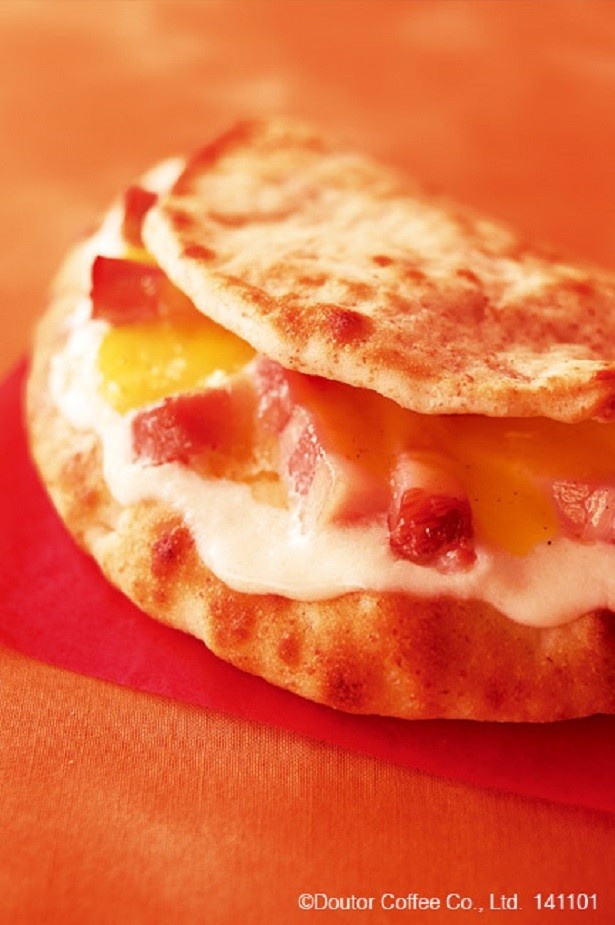 チーズの濃厚な味わいが楽しめる「カルツォーネ　厚切りベーコン＆4種のチーズ」(340円)