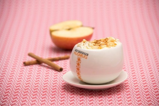「アメリカンドリームアップルパイ」(650円)はアップルパイのような風味のチョコレートドリンク。クリームをたっぷりトッピングし、リッチな味わいに仕上げた